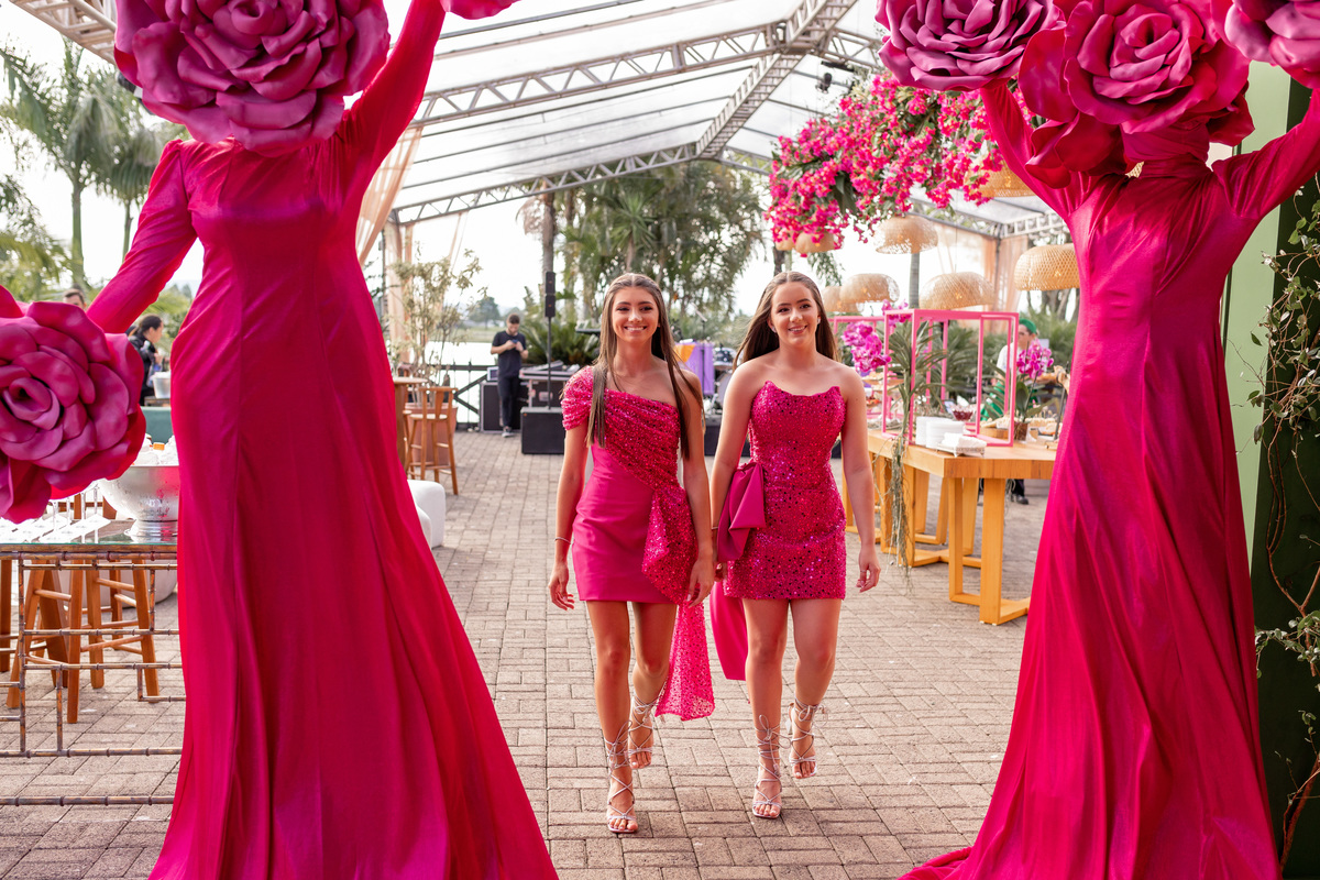 quinze anos gemeas Sítio do Cassio - Sombrio/SC
ASSESORIA: Teka Cerimoniais e Eventos
FOTOGRAFIA: Adrielle Peres Fotógrafa de quinze anos
VIDEO: Tríplice Filmes
VESTIDO: Noivas e Casais
DECORAÇÃO: Art Manha
ILUMINAÇÃO E SOM: Concorde 
