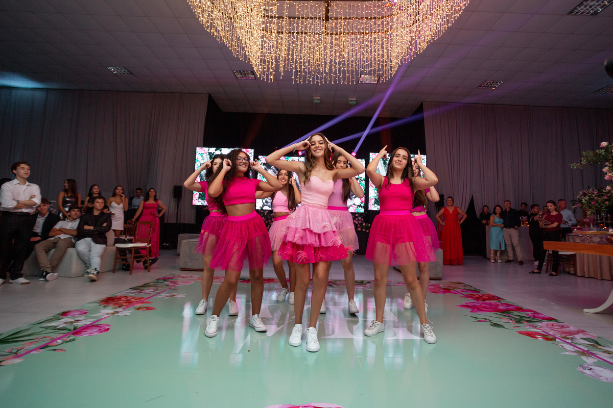 festa de quinze anos - vestido - flores - balada - debutante - fotografa de quinze anos - 15 anos - ensaio de fotos - doces - decoração - dj - Salão paroquial Torres - RS
