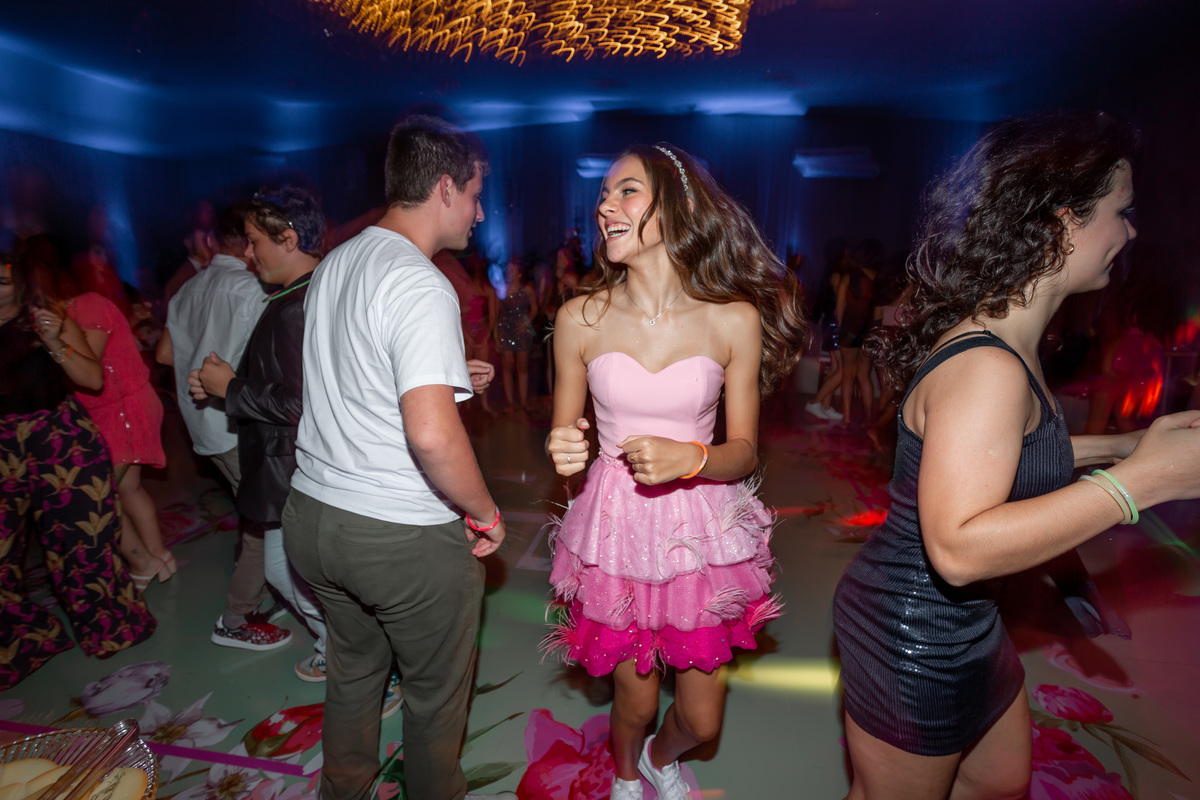 festa de quinze anos - vestido - flores - balada - debutante - fotografa de quinze anos - 15 anos - ensaio de fotos - doces - decoração - dj - Salão paroquial Torres - RS
