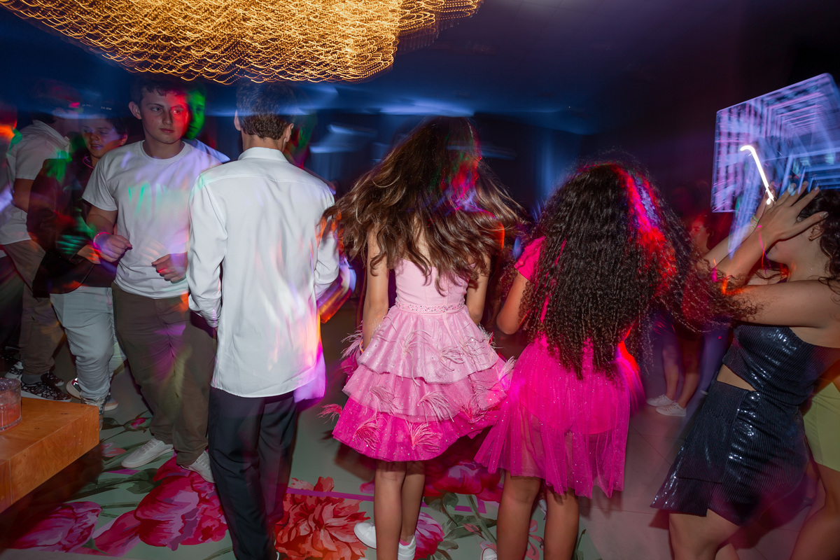 festa de quinze anos - vestido - flores - balada - debutante - fotografa de quinze anos - 15 anos - ensaio de fotos - doces - decoração - dj - Salão paroquial Torres - RS
