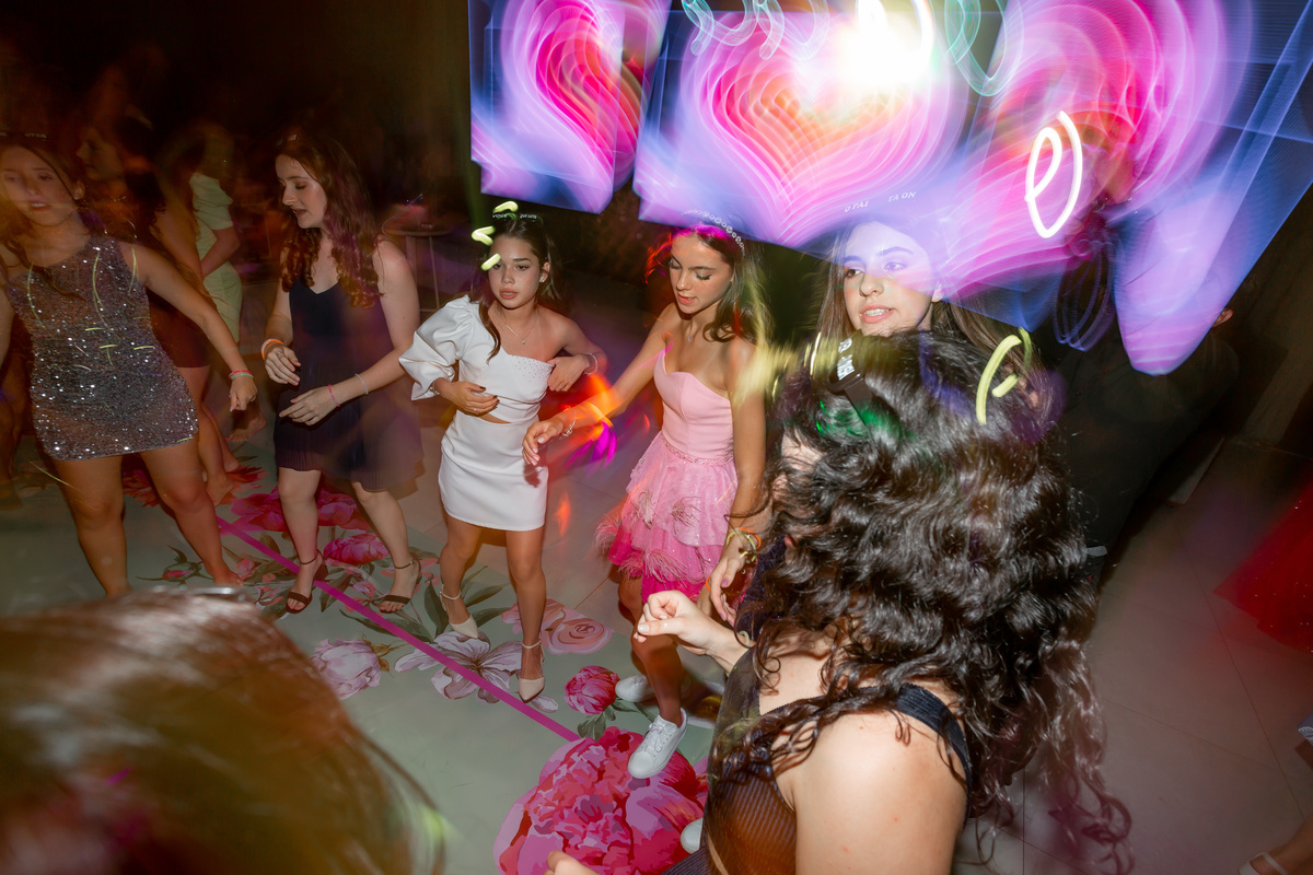 festa de quinze anos - vestido - flores - balada - debutante - fotografa de quinze anos - 15 anos - ensaio de fotos - doces - decoração - dj - Salão paroquial Torres - RS
