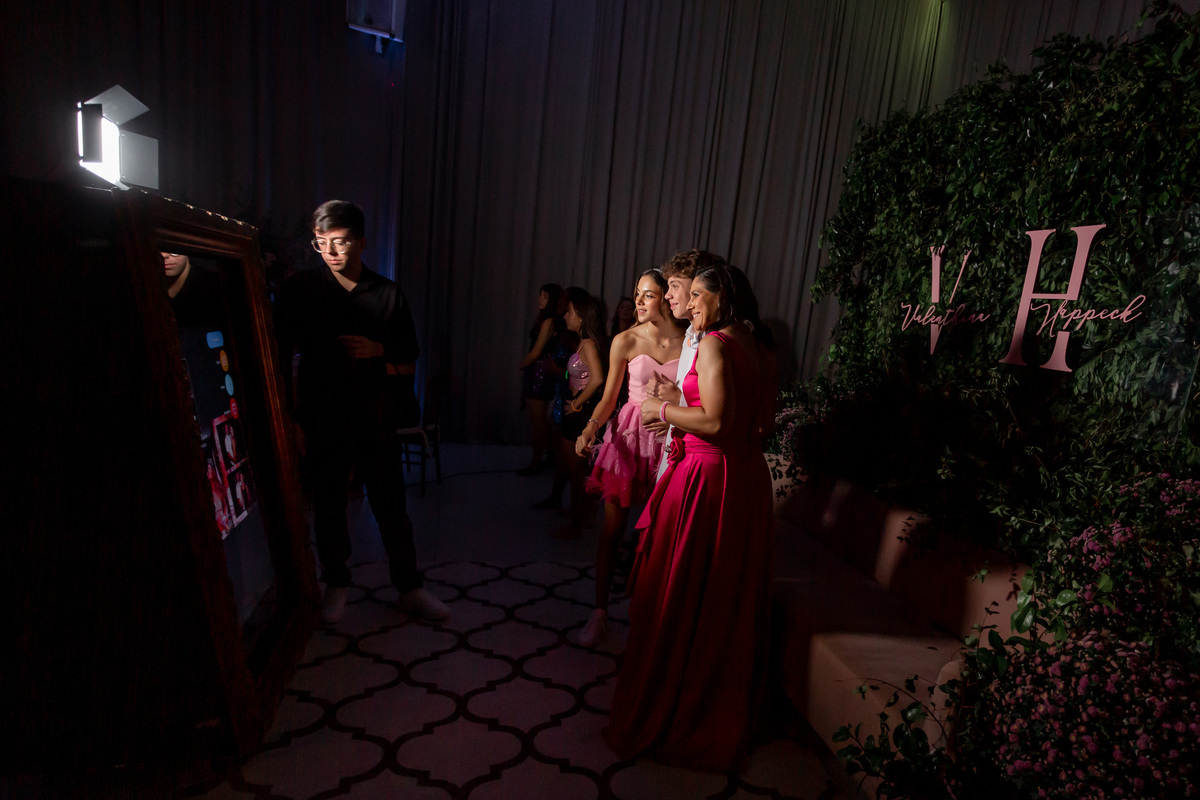 festa de quinze anos - vestido - flores - balada - debutante - fotografa de quinze anos - 15 anos - ensaio de fotos - doces - decoração - dj - Salão paroquial Torres - RS
