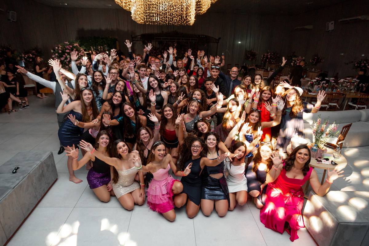 festa de quinze anos - vestido - flores - balada - debutante - fotografa de quinze anos - 15 anos - ensaio de fotos - doces - decoração - dj - Salão paroquial Torres - RS
