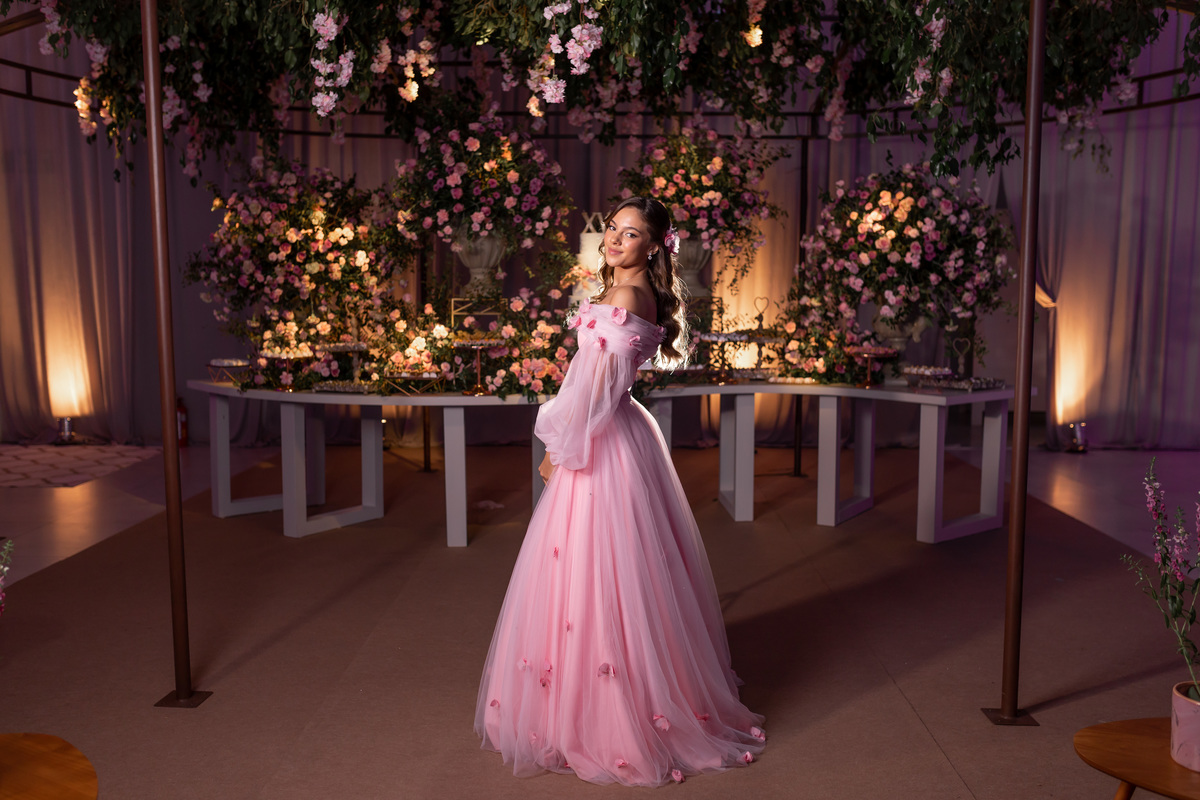 festa de quinze anos - vestido - flores - balada - debutante - fotografa de quinze anos - 15 anos - ensaio de fotos - doces - decoração - dj - Salão paroquial Torres - RS
