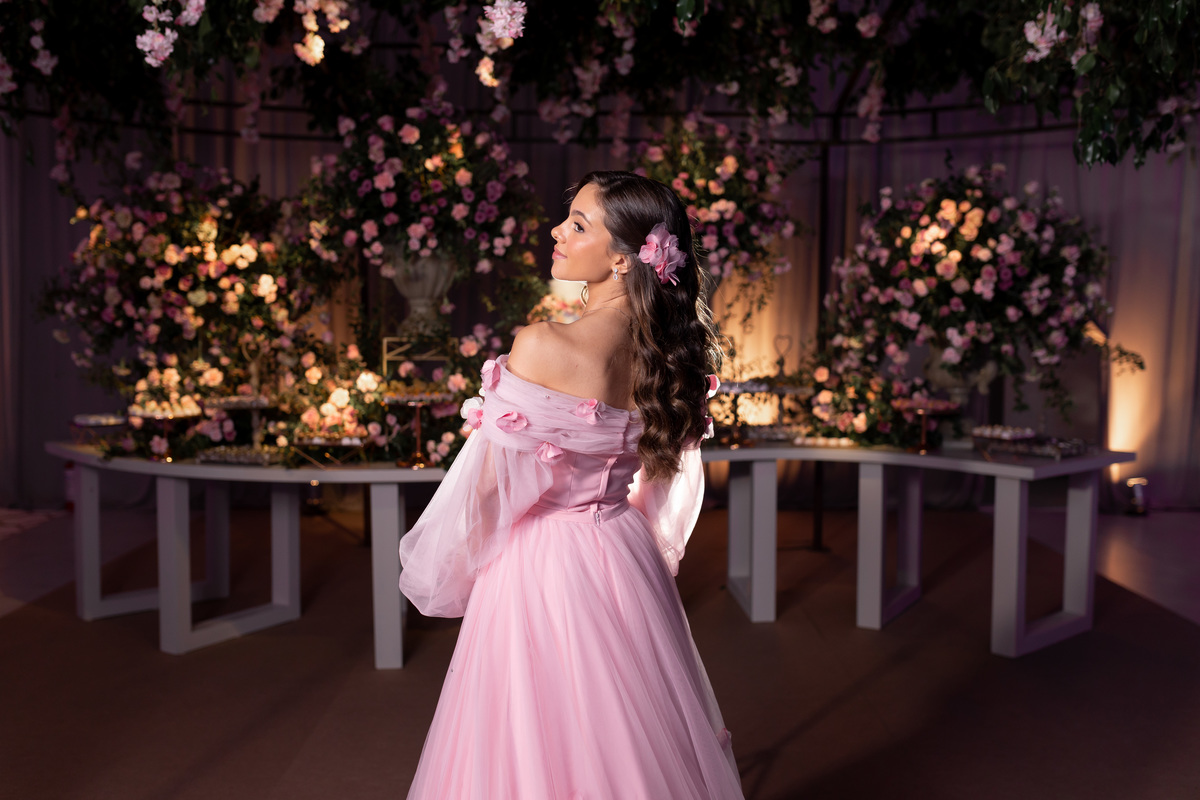 festa de quinze anos - vestido - flores - balada - debutante - fotografa de quinze anos - 15 anos - ensaio de fotos - doces - decoração - dj - Salão paroquial Torres - RS
