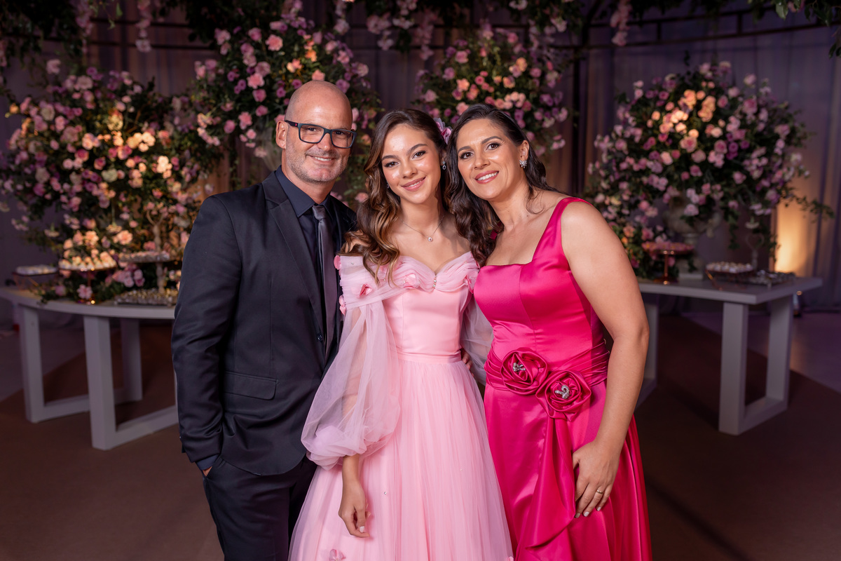 festa de quinze anos - vestido - flores - balada - debutante - fotografa de quinze anos - 15 anos - ensaio de fotos - doces - decoração - dj - Salão paroquial Torres - RS
