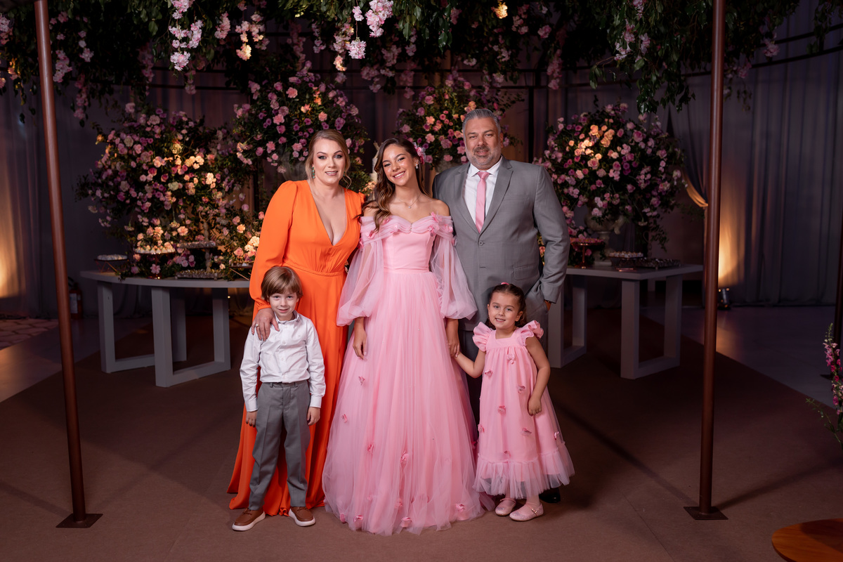 festa de quinze anos - vestido - flores - balada - debutante - fotografa de quinze anos - 15 anos - ensaio de fotos - doces - decoração - dj - Salão paroquial Torres - RS
