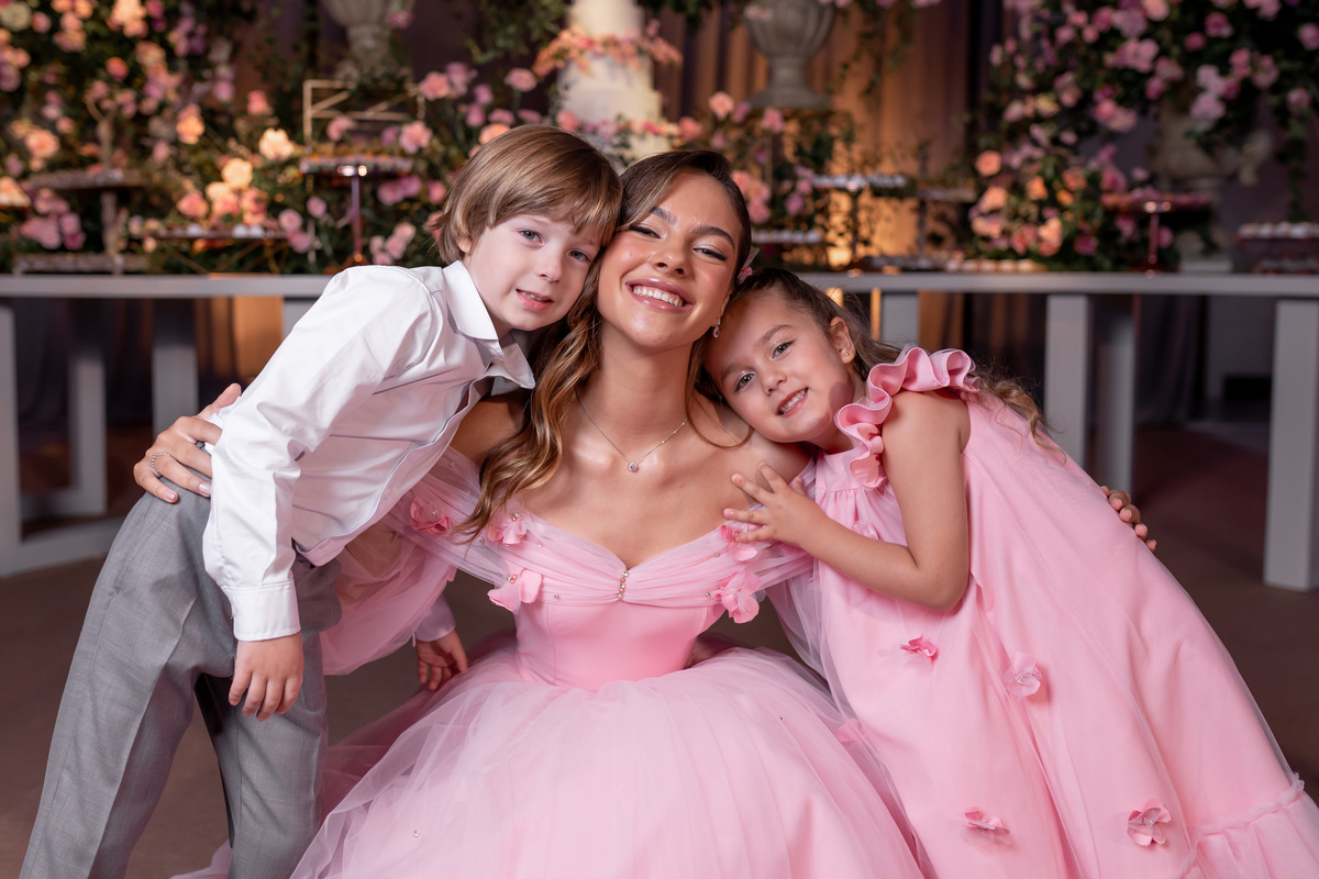 festa de quinze anos - vestido - flores - balada - debutante - fotografa de quinze anos - 15 anos - ensaio de fotos - doces - decoração - dj - Salão paroquial Torres - RS
