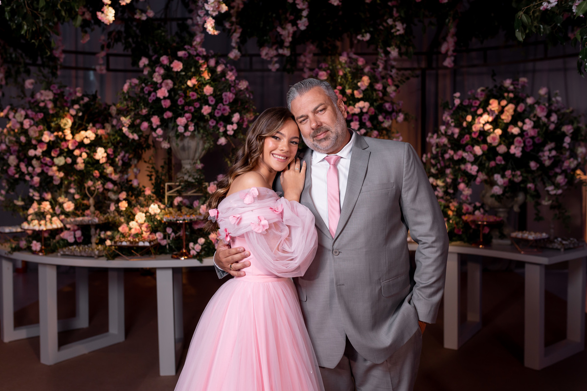 festa de quinze anos - vestido - flores - balada - debutante - fotografa de quinze anos - 15 anos - ensaio de fotos - doces - decoração - dj - Salão paroquial Torres - RS
