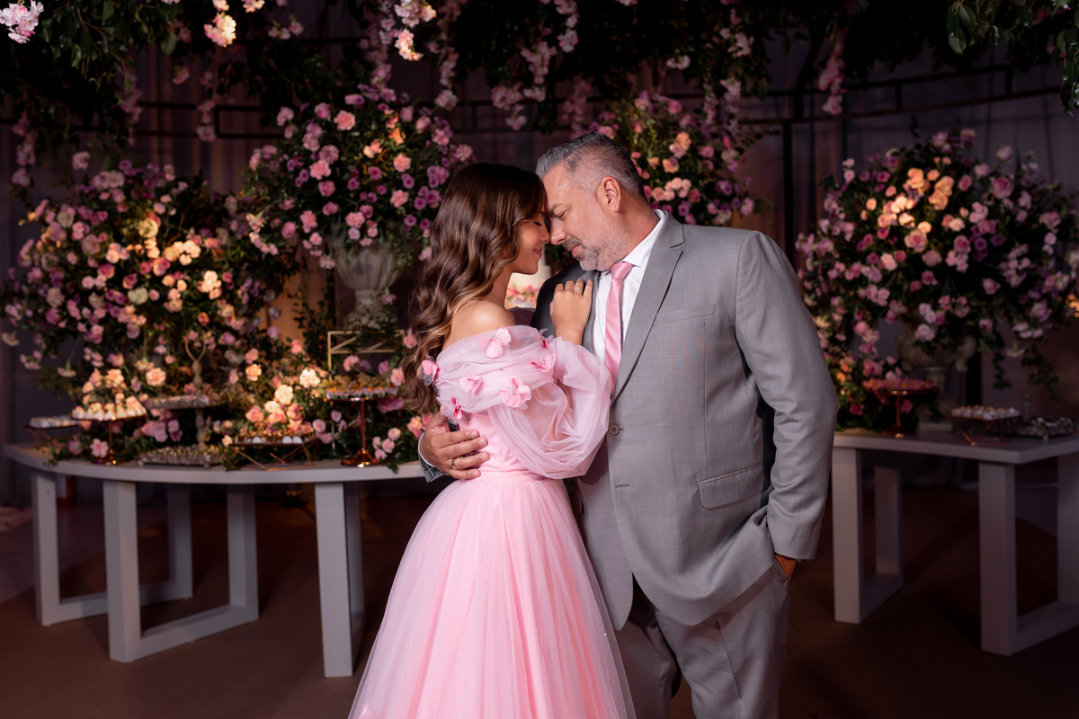 festa de quinze anos - vestido - flores - balada - debutante - fotografa de quinze anos - 15 anos - ensaio de fotos - doces - decoração - dj - Salão paroquial Torres - RS
