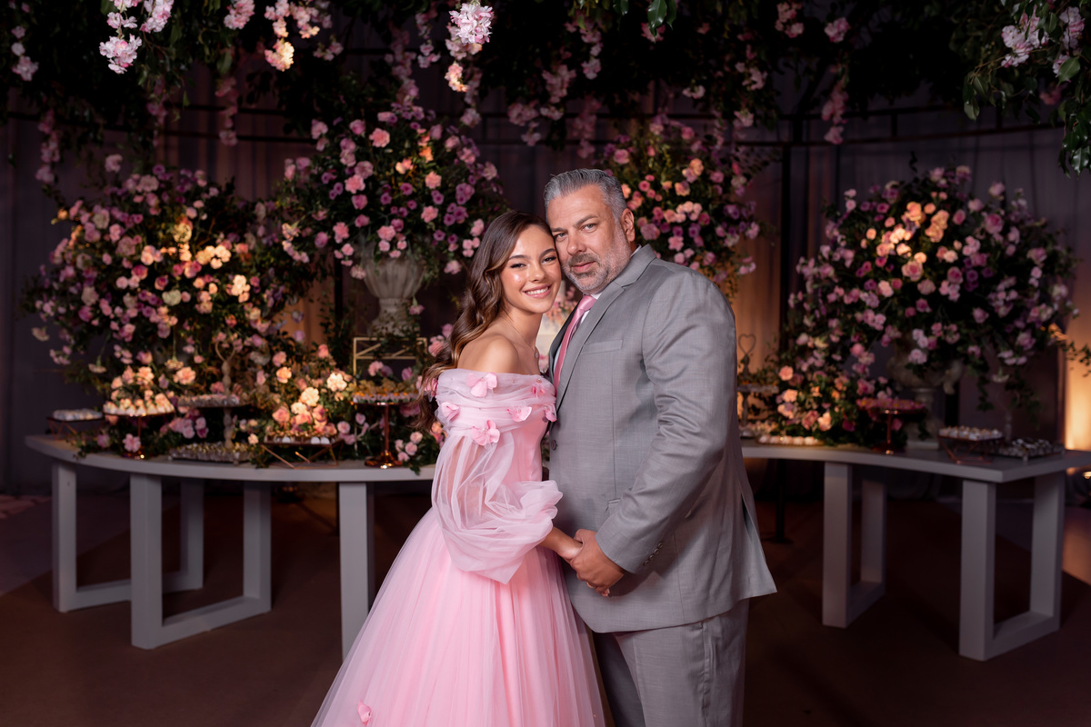 festa de quinze anos - vestido - flores - balada - debutante - fotografa de quinze anos - 15 anos - ensaio de fotos - doces - decoração - dj - Salão paroquial Torres - RS
