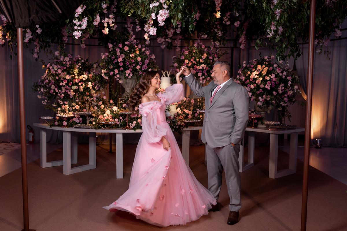 festa de quinze anos - vestido - flores - balada - debutante - fotografa de quinze anos - 15 anos - ensaio de fotos - doces - decoração - dj - Salão paroquial Torres - RS
