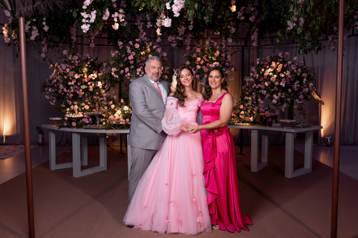 festa de quinze anos - vestido - flores - balada - debutante - fotografa de quinze anos - 15 anos - ensaio de fotos - doces - decoração - dj - Salão paroquial Torres - RS
