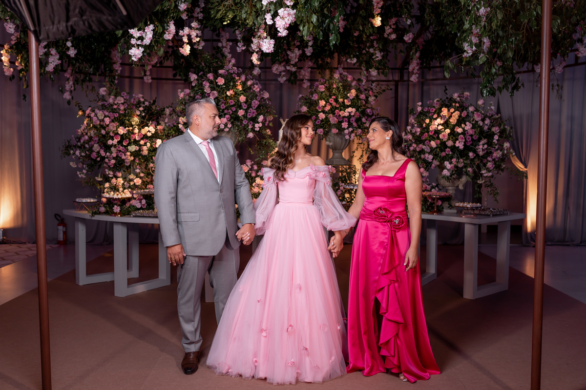 festa de quinze anos - vestido - flores - balada - debutante - fotografa de quinze anos - 15 anos - ensaio de fotos - doces - decoração - dj - Salão paroquial Torres - RS
