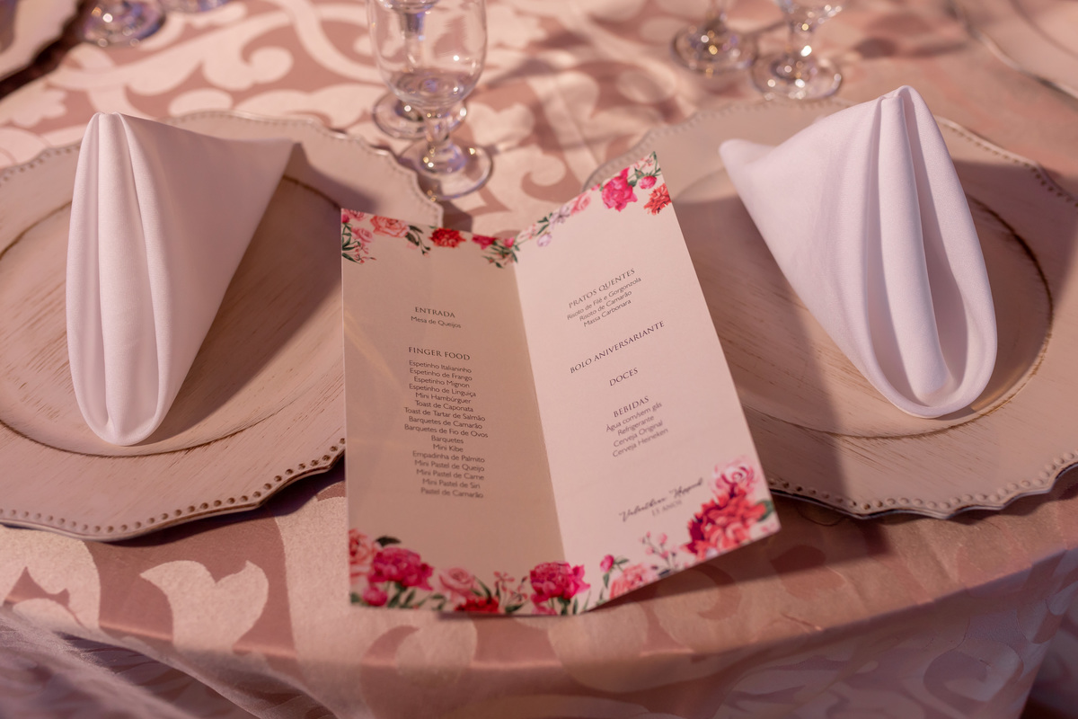 festa de quinze anos - vestido - flores - balada - debutante - fotografa de quinze anos - 15 anos - ensaio de fotos - doces - decoração - dj - Salão paroquial Torres - RS
