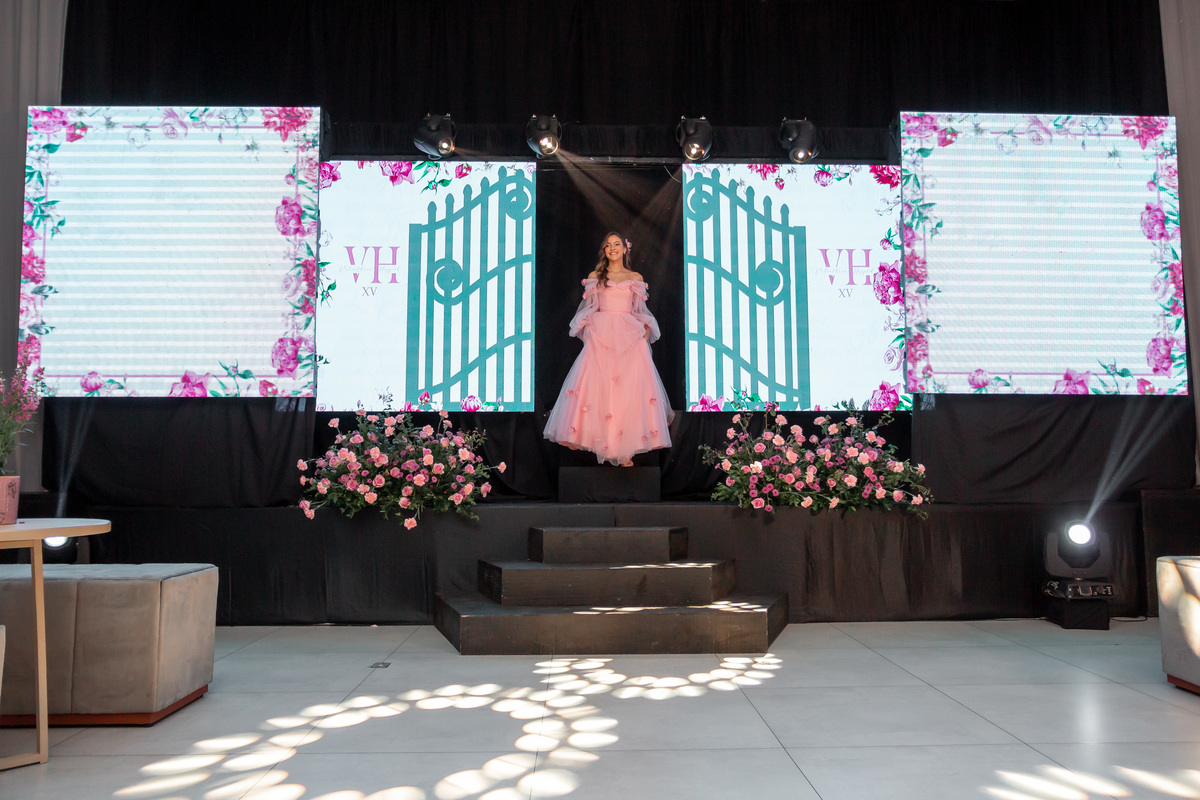 festa de quinze anos - vestido - flores - balada - debutante - fotografa de quinze anos - 15 anos - ensaio de fotos - doces - decoração - dj - Salão paroquial Torres - RS
