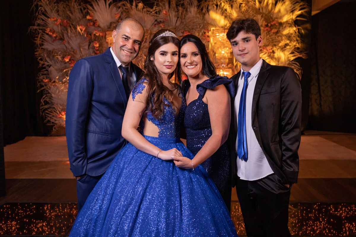 fotógrafa de quinze anos Adrielle Peres fotografia - Cobertura digital: Raquel Jesus - Decoração: Art Mana - Cerimonial: Sublime - Som/Luz: Impacto Som - festa dos quinze - capão da canoa - debutante - vestido - flores - foto e video - decoração 