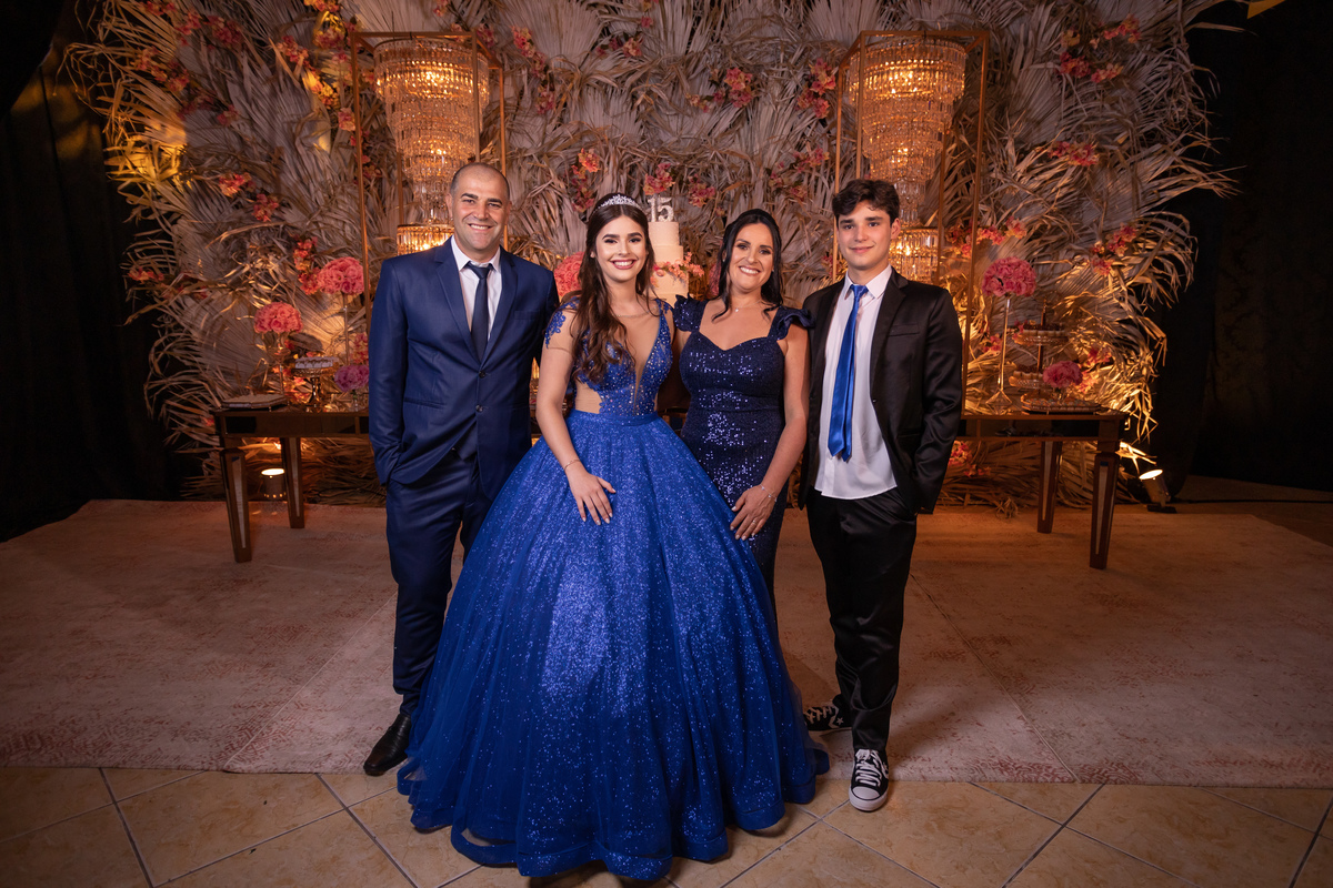 fotógrafa de quinze anos Adrielle Peres fotografia - Cobertura digital: Raquel Jesus - Decoração: Art Mana - Cerimonial: Sublime - Som/Luz: Impacto Som - festa dos quinze - capão da canoa - debutante - vestido - flores - foto e video - decoração 