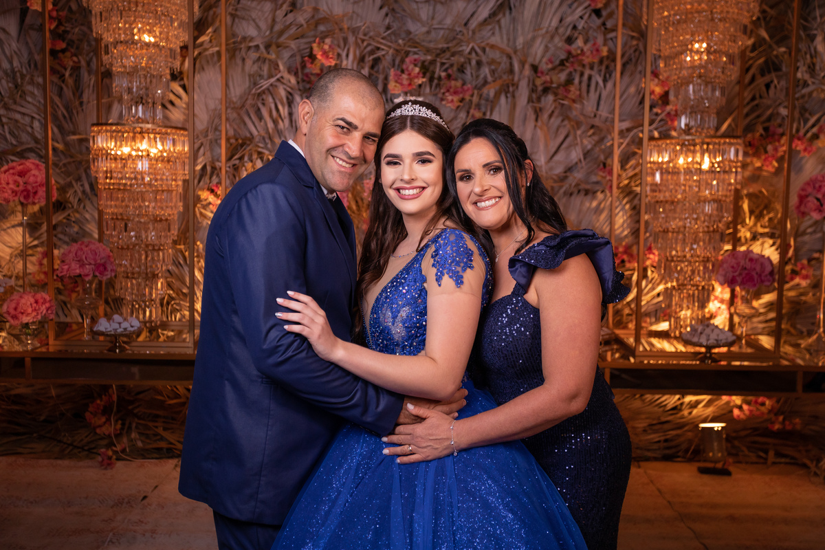 fotógrafa de quinze anos Adrielle Peres fotografia - Cobertura digital: Raquel Jesus - Decoração: Art Mana - Cerimonial: Sublime - Som/Luz: Impacto Som - festa dos quinze - capão da canoa - debutante - vestido - flores - foto e video - decoração 