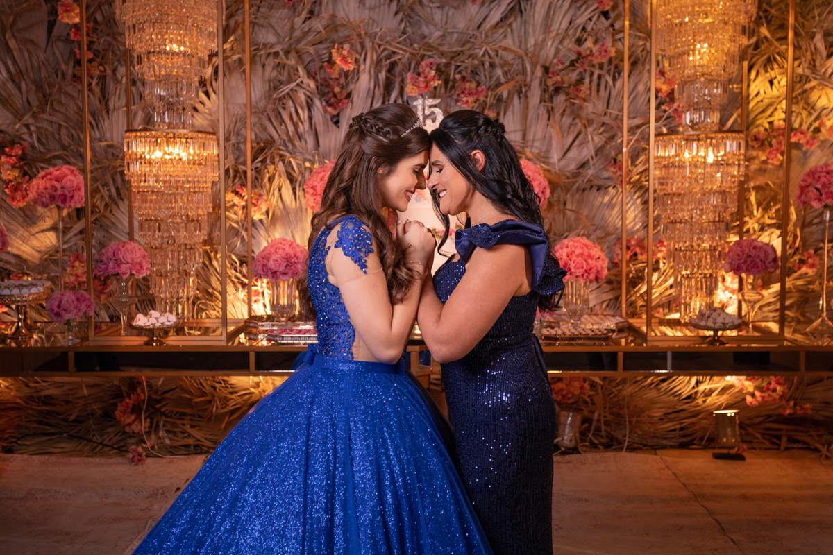 fotógrafa de quinze anos Adrielle Peres fotografia - Cobertura digital: Raquel Jesus - Decoração: Art Mana - Cerimonial: Sublime - Som/Luz: Impacto Som - festa dos quinze - capão da canoa - debutante - vestido - flores - foto e video - decoração 