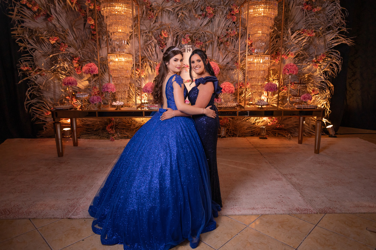 fotógrafa de quinze anos Adrielle Peres fotografia - Cobertura digital: Raquel Jesus - Decoração: Art Mana - Cerimonial: Sublime - Som/Luz: Impacto Som - festa dos quinze - capão da canoa - debutante - vestido - flores - foto e video - decoração 