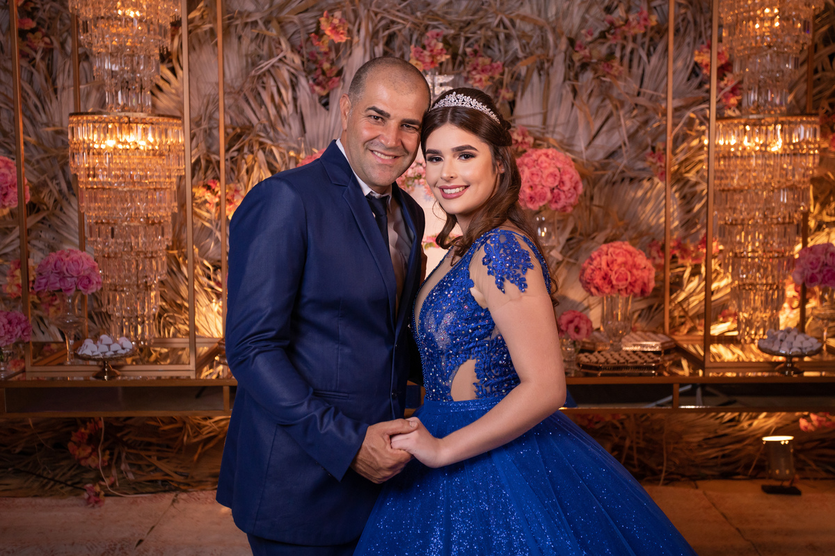 fotógrafa de quinze anos Adrielle Peres fotografia - Cobertura digital: Raquel Jesus - Decoração: Art Mana - Cerimonial: Sublime - Som/Luz: Impacto Som - festa dos quinze - capão da canoa - debutante - vestido - flores - foto e video - decoração 