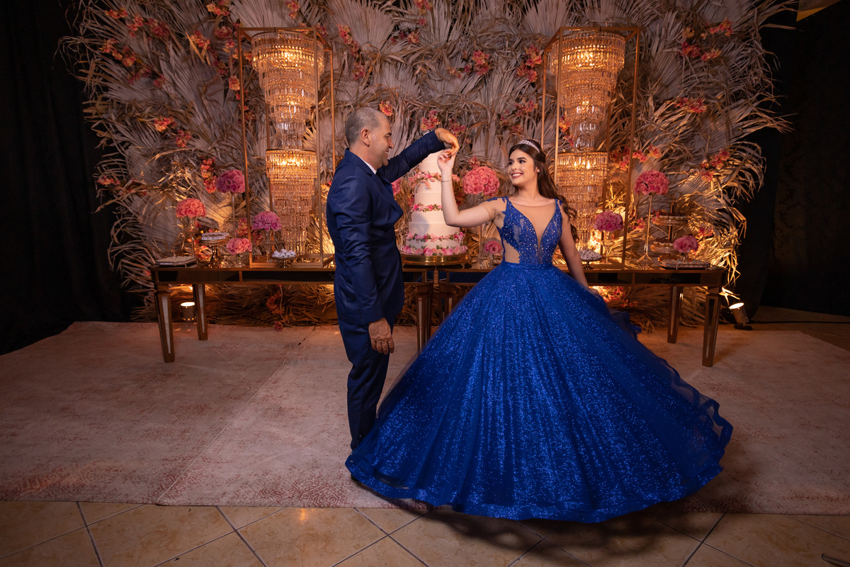 fotógrafa de quinze anos Adrielle Peres fotografia - Cobertura digital: Raquel Jesus - Decoração: Art Mana - Cerimonial: Sublime - Som/Luz: Impacto Som - festa dos quinze - capão da canoa - debutante - vestido - flores - foto e video - decoração 