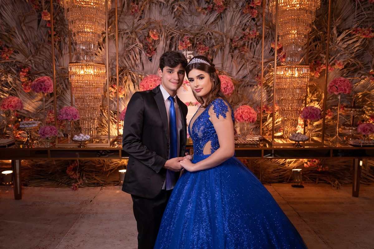 fotógrafa de quinze anos Adrielle Peres fotografia - Cobertura digital: Raquel Jesus - Decoração: Art Mana - Cerimonial: Sublime - Som/Luz: Impacto Som - festa dos quinze - capão da canoa - debutante - vestido - flores - foto e video - decoração 