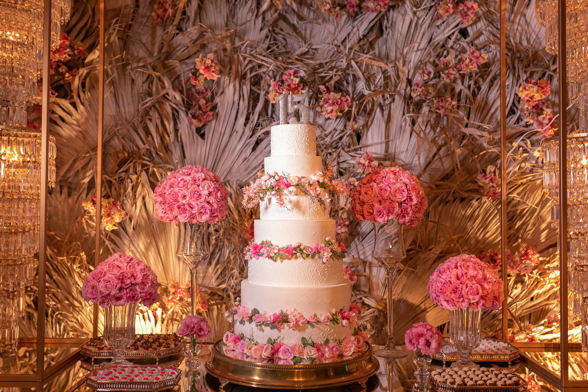 fotógrafa de quinze anos Adrielle Peres fotografia - Cobertura digital: Raquel Jesus - Decoração: Art Mana - Cerimonial: Sublime - Som/Luz: Impacto Som - festa dos quinze - capão da canoa - debutante - vestido - flores - foto e video - decoração 