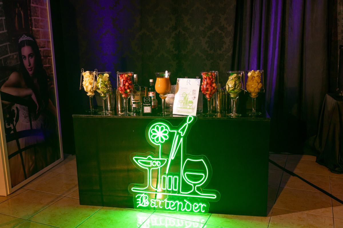 fotógrafa de quinze anos Adrielle Peres fotografia - Cobertura digital: Raquel Jesus - Decoração: Art Mana - Cerimonial: Sublime - Som/Luz: Impacto Som - festa dos quinze - capão da canoa - debutante - vestido - flores - foto e video - decoração 