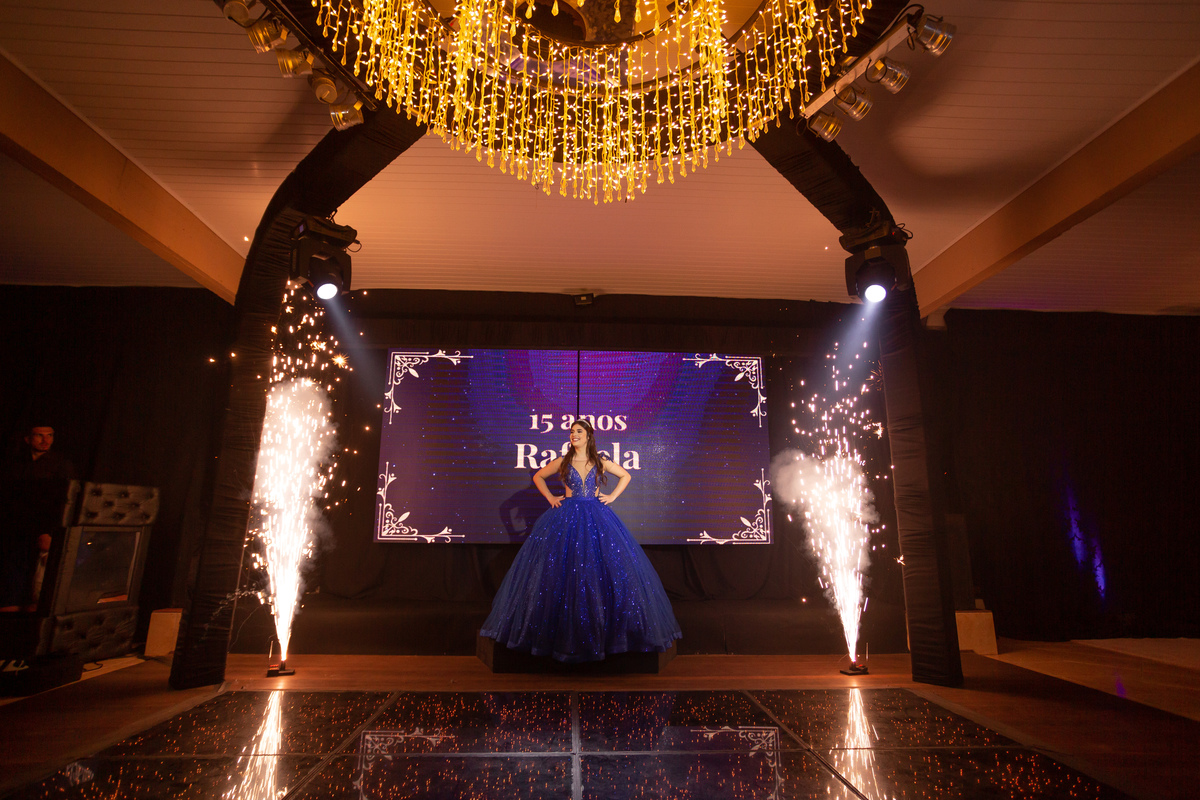 fotógrafa de quinze anos Adrielle Peres fotografia - Cobertura digital: Raquel Jesus - Decoração: Art Mana - Cerimonial: Sublime - Som/Luz: Impacto Som - festa dos quinze - capão da canoa - debutante - vestido - flores - foto e video - decoração 