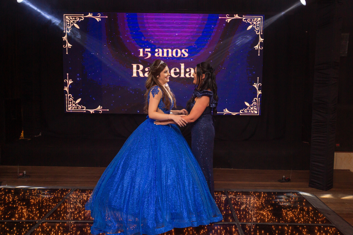 fotógrafa de quinze anos Adrielle Peres fotografia - Cobertura digital: Raquel Jesus - Decoração: Art Mana - Cerimonial: Sublime - Som/Luz: Impacto Som - festa dos quinze - capão da canoa - debutante - vestido - flores - foto e video - decoração 