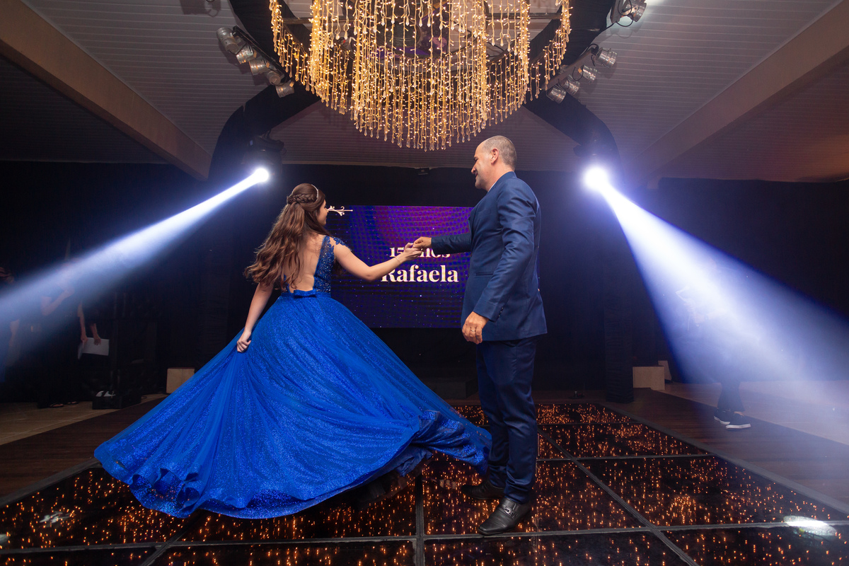 fotógrafa de quinze anos Adrielle Peres fotografia - Cobertura digital: Raquel Jesus - Decoração: Art Mana - Cerimonial: Sublime - Som/Luz: Impacto Som - festa dos quinze - capão da canoa - debutante - vestido - flores - foto e video - decoração 