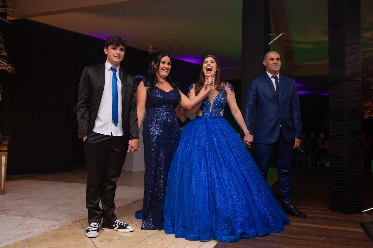 fotógrafa de quinze anos Adrielle Peres fotografia - Cobertura digital: Raquel Jesus - Decoração: Art Mana - Cerimonial: Sublime - Som/Luz: Impacto Som - festa dos quinze - capão da canoa - debutante - vestido - flores - foto e video - decoração 