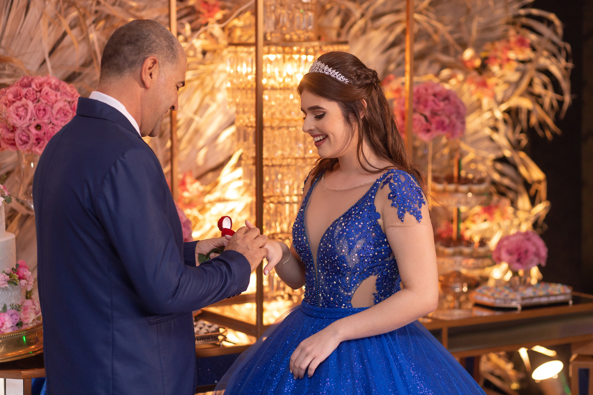 fotógrafa de quinze anos Adrielle Peres fotografia - Cobertura digital: Raquel Jesus - Decoração: Art Mana - Cerimonial: Sublime - Som/Luz: Impacto Som - festa dos quinze - capão da canoa - debutante - vestido - flores - foto e video - decoração 