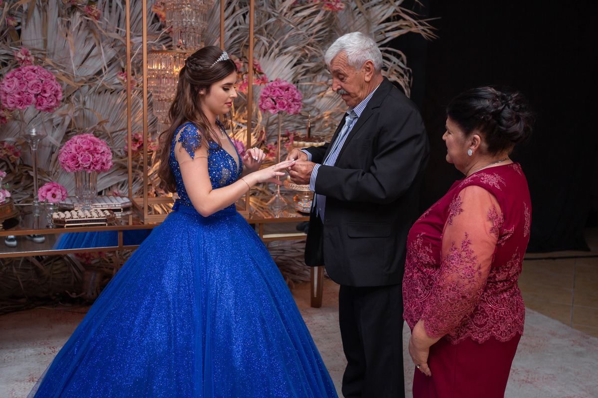 fotógrafa de quinze anos Adrielle Peres fotografia - Cobertura digital: Raquel Jesus - Decoração: Art Mana - Cerimonial: Sublime - Som/Luz: Impacto Som - festa dos quinze - capão da canoa - debutante - vestido - flores - foto e video - decoração 