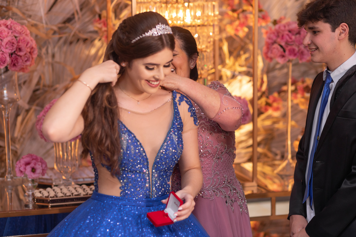 fotógrafa de quinze anos Adrielle Peres fotografia - Cobertura digital: Raquel Jesus - Decoração: Art Mana - Cerimonial: Sublime - Som/Luz: Impacto Som - festa dos quinze - capão da canoa - debutante - vestido - flores - foto e video - decoração 