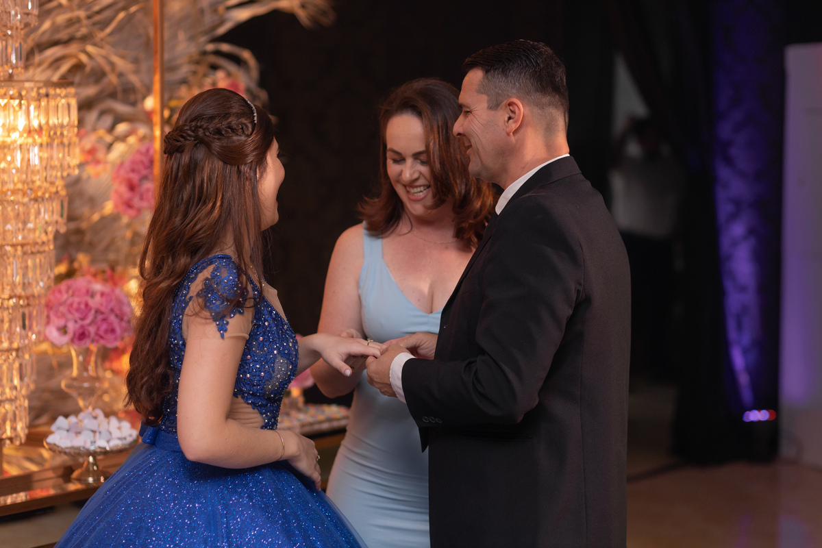 fotógrafa de quinze anos Adrielle Peres fotografia - Cobertura digital: Raquel Jesus - Decoração: Art Mana - Cerimonial: Sublime - Som/Luz: Impacto Som - festa dos quinze - capão da canoa - debutante - vestido - flores - foto e video - decoração 