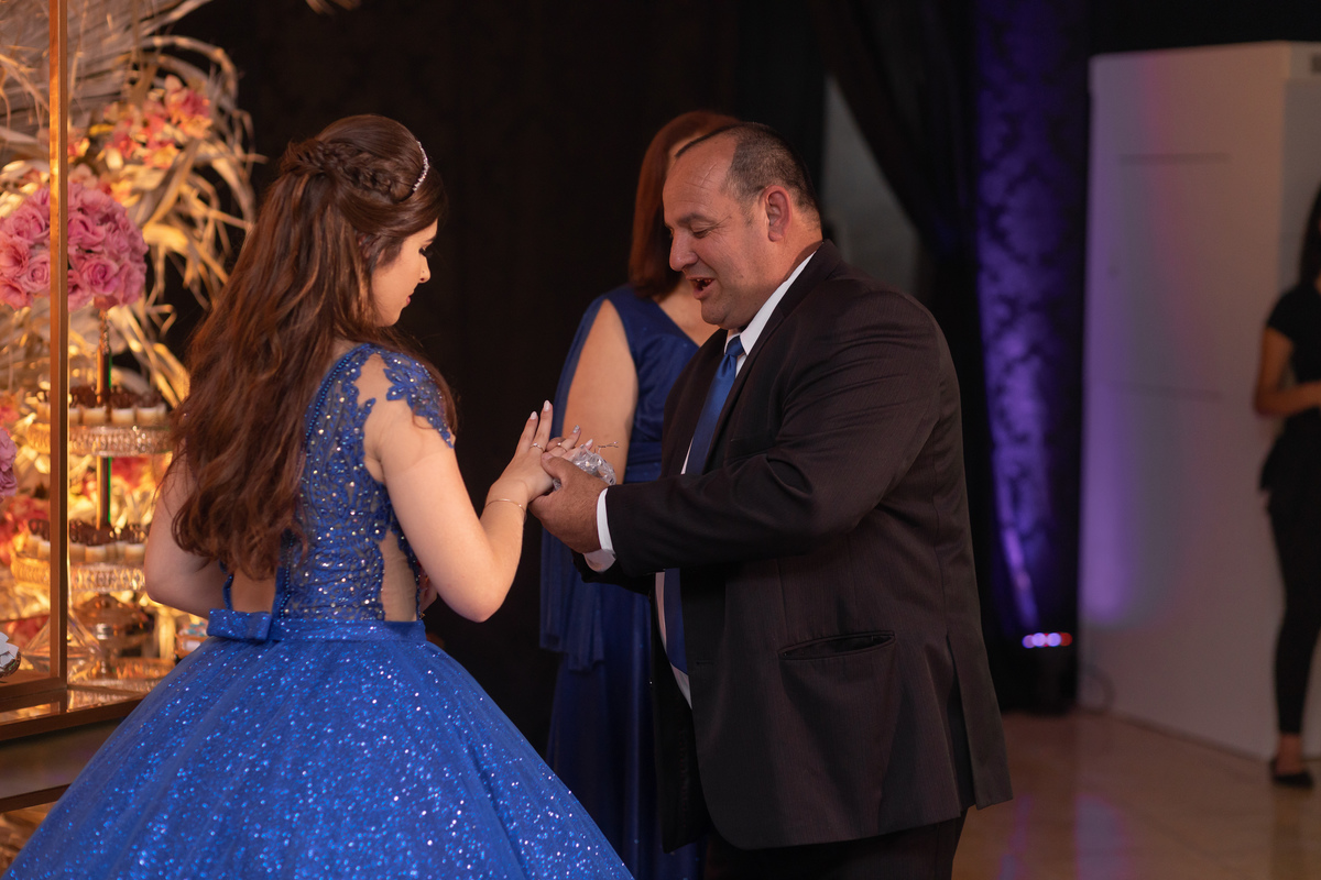 fotógrafa de quinze anos Adrielle Peres fotografia - Cobertura digital: Raquel Jesus - Decoração: Art Mana - Cerimonial: Sublime - Som/Luz: Impacto Som - festa dos quinze - capão da canoa - debutante - vestido - flores - foto e video - decoração 