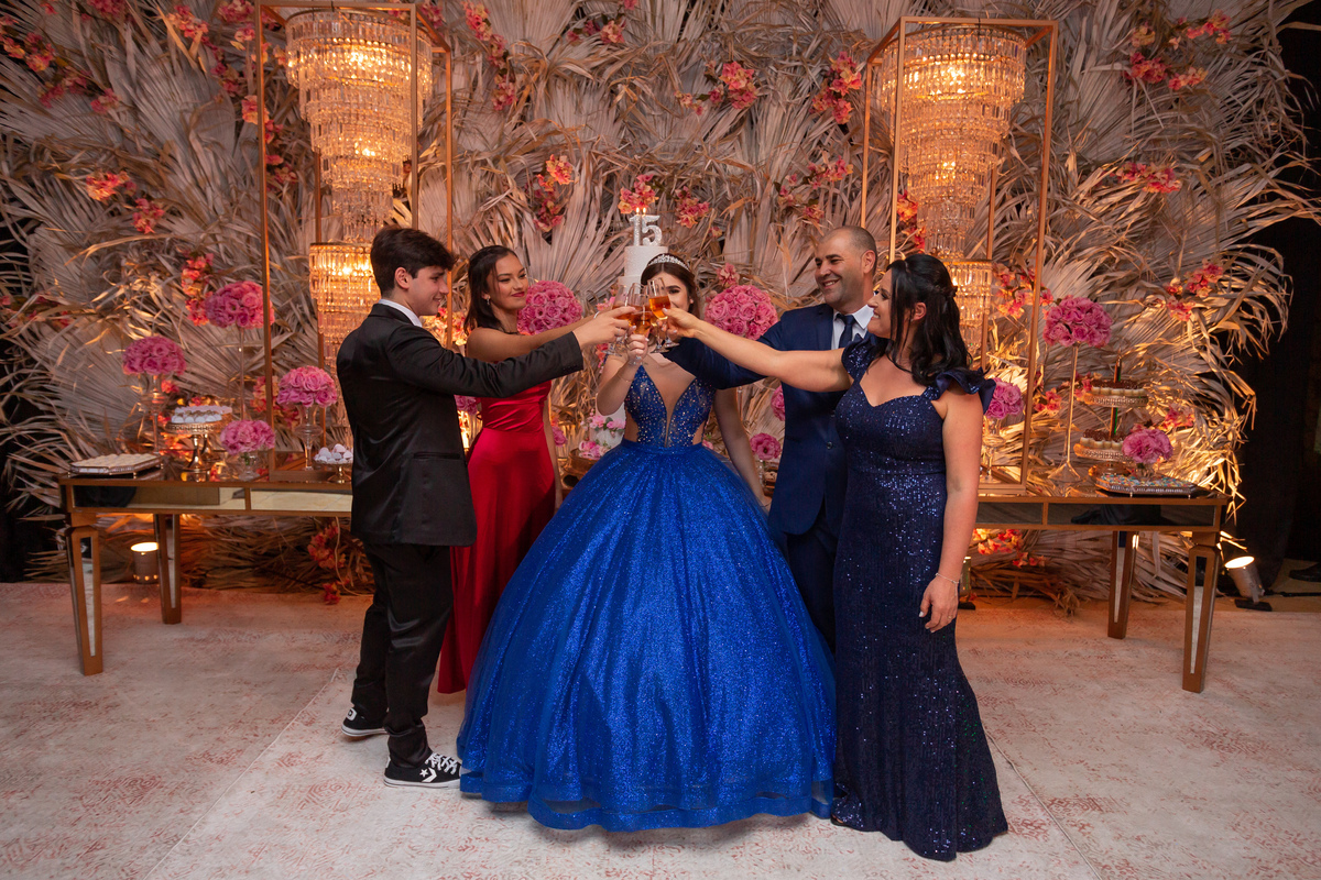 fotógrafa de quinze anos Adrielle Peres fotografia - Cobertura digital: Raquel Jesus - Decoração: Art Mana - Cerimonial: Sublime - Som/Luz: Impacto Som - festa dos quinze - capão da canoa - debutante - vestido - flores - foto e video - decoração 