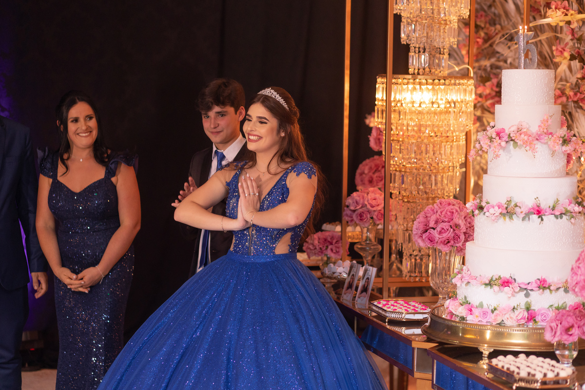 fotógrafa de quinze anos Adrielle Peres fotografia - Cobertura digital: Raquel Jesus - Decoração: Art Mana - Cerimonial: Sublime - Som/Luz: Impacto Som - festa dos quinze - capão da canoa - debutante - vestido - flores - foto e video - decoração 