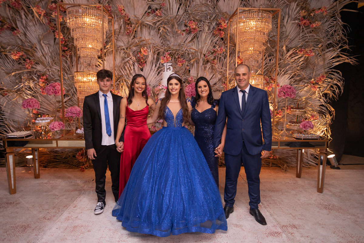 fotógrafa de quinze anos Adrielle Peres fotografia - Cobertura digital: Raquel Jesus - Decoração: Art Mana - Cerimonial: Sublime - Som/Luz: Impacto Som - festa dos quinze - capão da canoa - debutante - vestido - flores - foto e video - decoração 