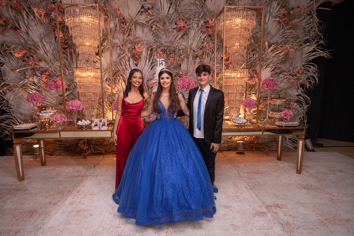 fotógrafa de quinze anos Adrielle Peres fotografia - Cobertura digital: Raquel Jesus - Decoração: Art Mana - Cerimonial: Sublime - Som/Luz: Impacto Som - festa dos quinze - capão da canoa - debutante - vestido - flores - foto e video - decoração 