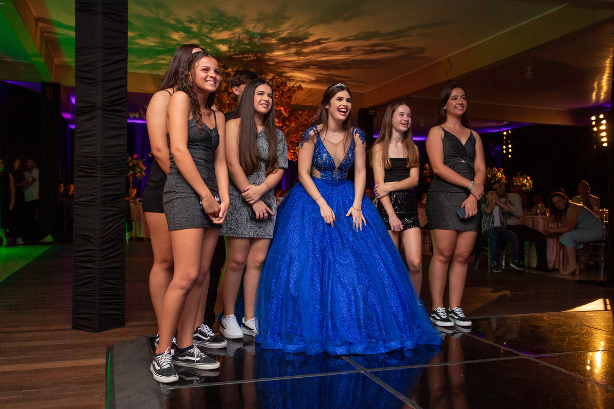 fotógrafa de quinze anos Adrielle Peres fotografia - Cobertura digital: Raquel Jesus - Decoração: Art Mana - Cerimonial: Sublime - Som/Luz: Impacto Som - festa dos quinze - capão da canoa - debutante - vestido - flores - foto e video - decoração 