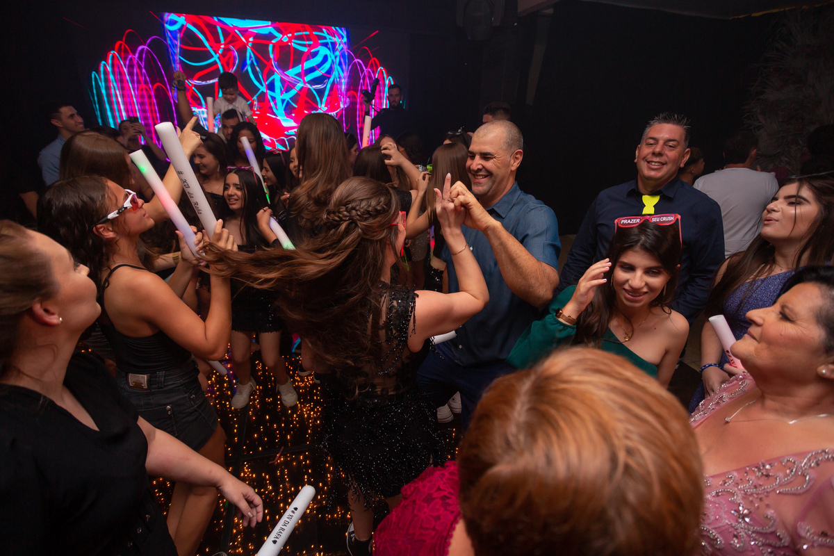 fotógrafa de quinze anos Adrielle Peres fotografia - Cobertura digital: Raquel Jesus - Decoração: Art Mana - Cerimonial: Sublime - Som/Luz: Impacto Som - festa dos quinze - capão da canoa - debutante - vestido - flores - foto e video - decoração 