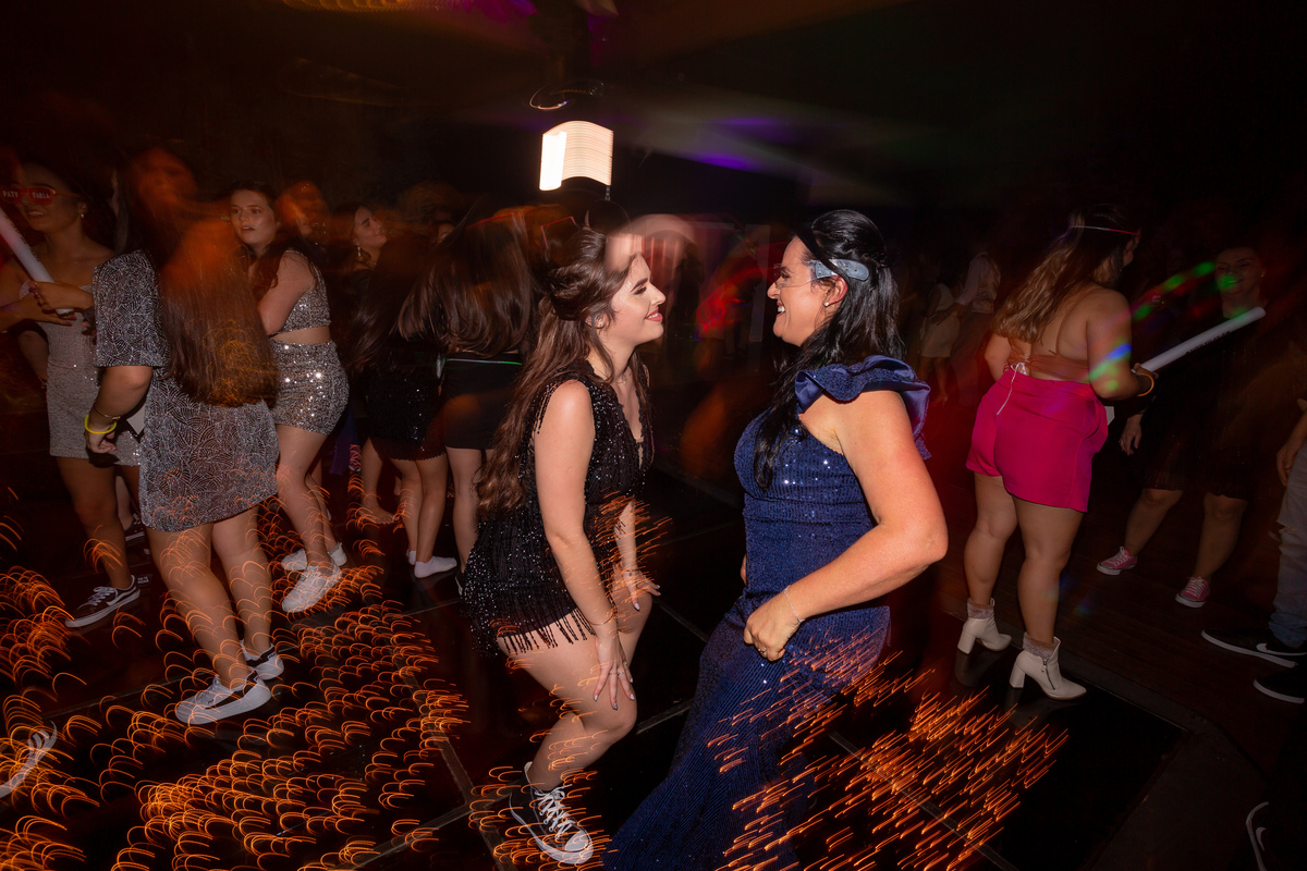 fotógrafa de quinze anos Adrielle Peres fotografia - Cobertura digital: Raquel Jesus - Decoração: Art Mana - Cerimonial: Sublime - Som/Luz: Impacto Som - festa dos quinze - capão da canoa - debutante - vestido - flores - foto e video - decoração 