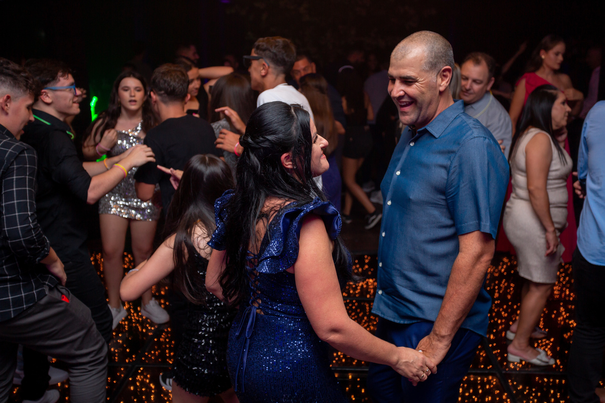 fotógrafa de quinze anos Adrielle Peres fotografia - Cobertura digital: Raquel Jesus - Decoração: Art Mana - Cerimonial: Sublime - Som/Luz: Impacto Som - festa dos quinze - capão da canoa - debutante - vestido - flores - foto e video - decoração 