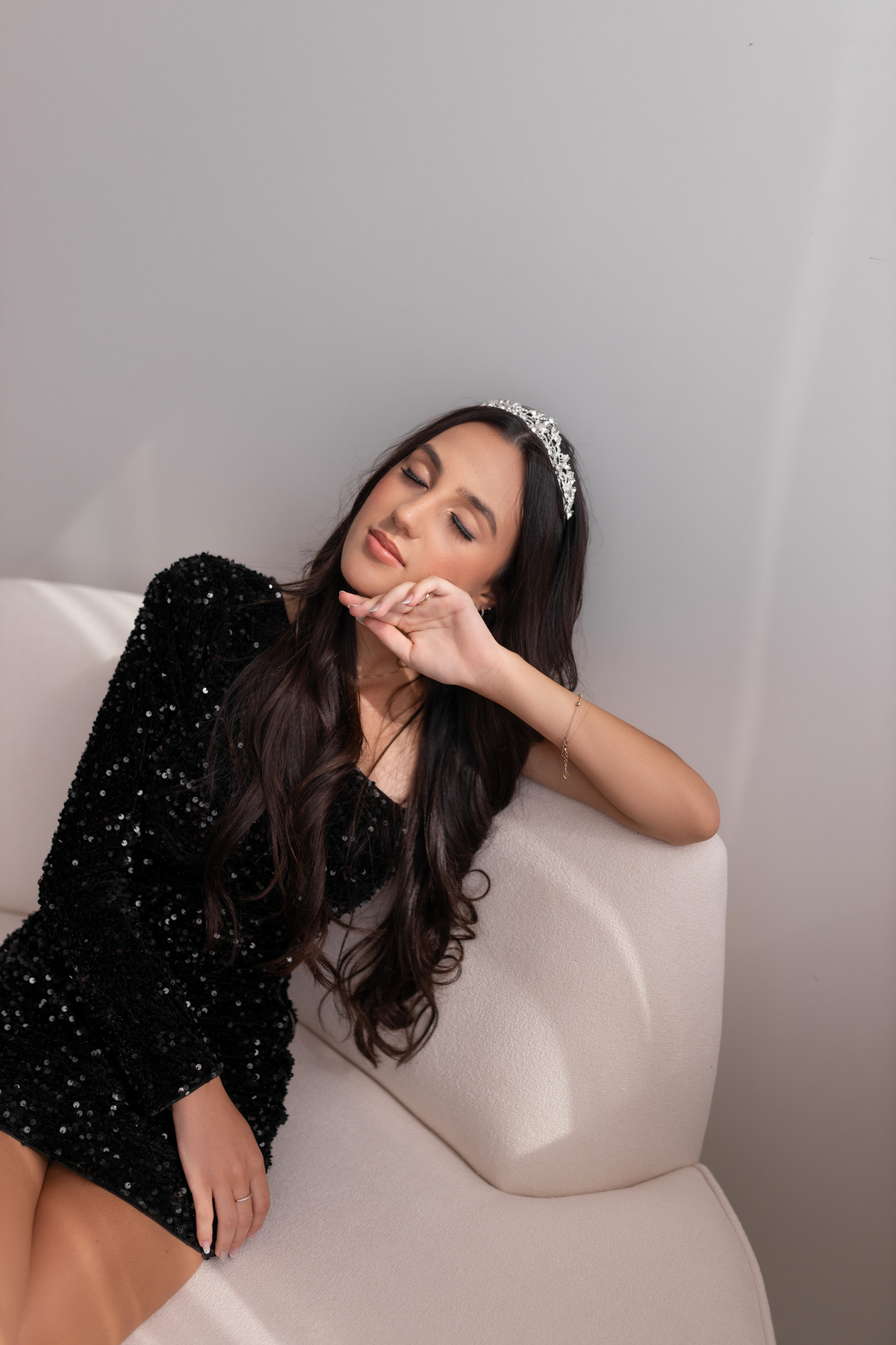 book dos quize anos em torres com o fotógrafa Adrielle Peres especializada em fotos de quinze anos - foto - ensaio - estudio - flores- frutas - surf - praia da guarita.- torres rs fundo branco - estudio