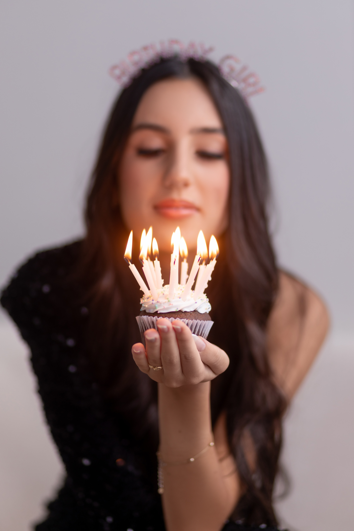 book dos quize anos em torres com o fotógrafa Adrielle Peres especializada em fotos de quinze anos - foto - ensaio - estudio - flores- frutas - surf - praia da guarita.- torres rs fundo branco - estudio