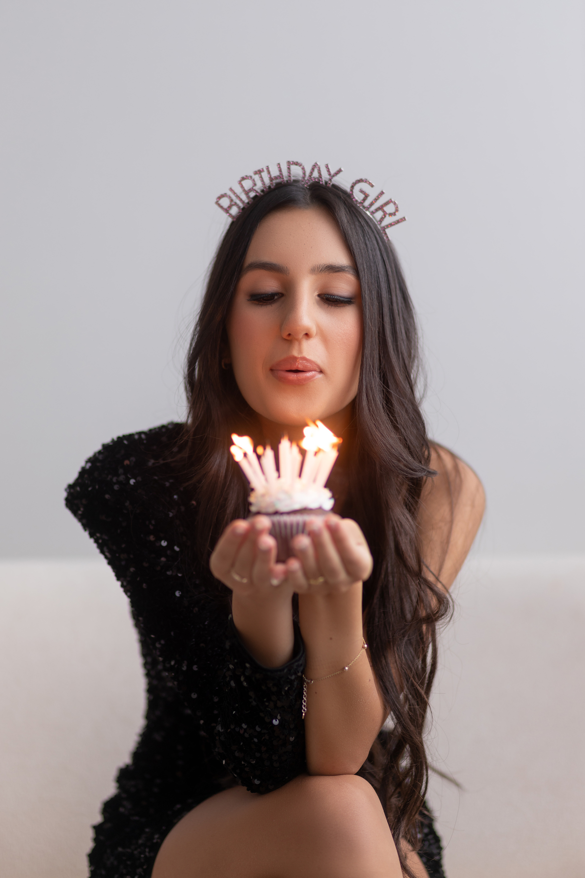 book dos quize anos em torres com o fotógrafa Adrielle Peres especializada em fotos de quinze anos - foto - ensaio - estudio - flores- frutas - surf - praia da guarita.- torres rs fundo branco - estudio